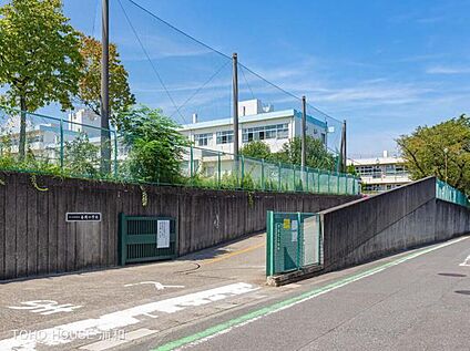 さいたま市立春岡小学校 1000ｍ(徒歩13分)