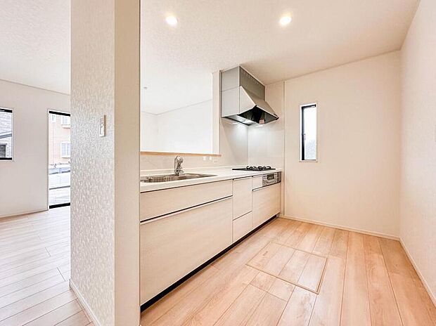 【キッチン】ナチュラルな自然光の中での調理。会話が弾む対面型キッチン。お洒落な食器類を余裕で収納できるスペース。動きやすい女性目線のキッチン動線。これからはお料理をつくる時間が劇的に変わります。