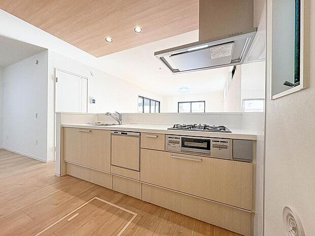 【キッチン】重視したのが奥さま目線でした。その発想で調理に便利な三口コンロや野菜や食器を洗うワイドな洗い場をシステムキッチンに採用。奥さまが喜ぶキッチンを目指しました。