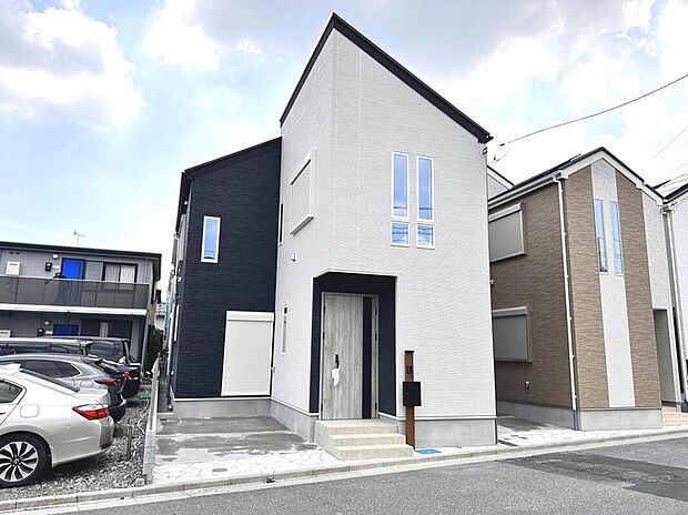 【C号棟 外観】家族の温かさと陽光の暖かさ、楽しい毎日と明るい未来を予感させる「空間が織り成すひとつ先の住み心地」を演出します。