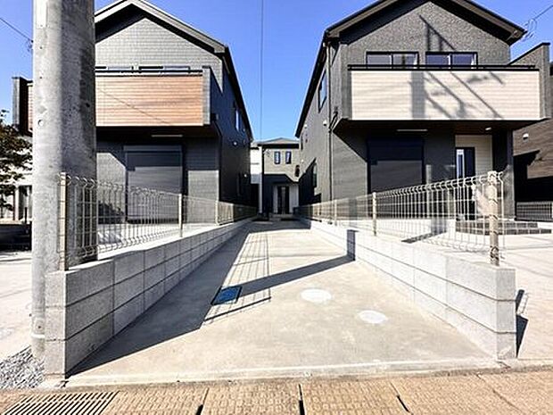 【駐車場】毎日の生活にマイカーが必須という方は、購入を検討する際、駐車場があることは大事な条件です。毎日の通勤や家族の送迎、買い物やお出かけなどクルマのある暮らしを満喫したい方は要チェック。