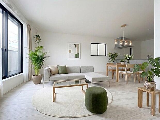 【LDK-17.6帖】明るく開放的な空間が広がるLDK。大きめのLDKはそれだけで心が和みます。※現況の物件写真に、CGによる画像処理(家具等の配置)がされています。