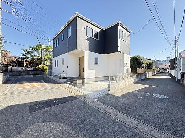 3面道路に面しているため、終日を通して明るく過ごしやすい室内に。光だけでなく風も取り込めるため衛生的にも◎です。また前面道路もゆとりがあるためお車の出し入れも簡単にできます。