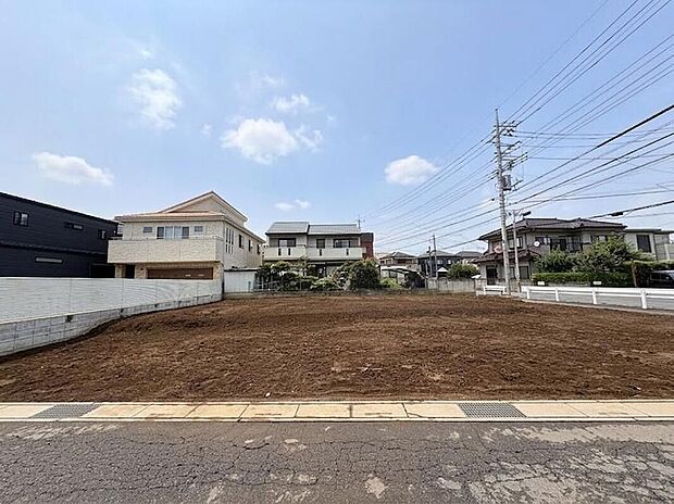 【現地写真】駐車並列1~2台(車種限定)南道路! 徒歩10分圏内にスーパーやドラッグストア、コンビニのある生活環境