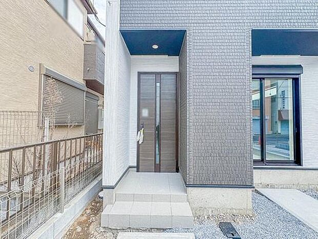 1号棟【玄関】家の顔となる玄関は、高いデザイン性が求められます。高級感と断熱性、防犯性に優れた玄関ドアを標準装備。ピッキング対策のセキュリティサムターン等、防犯に考慮しました。
