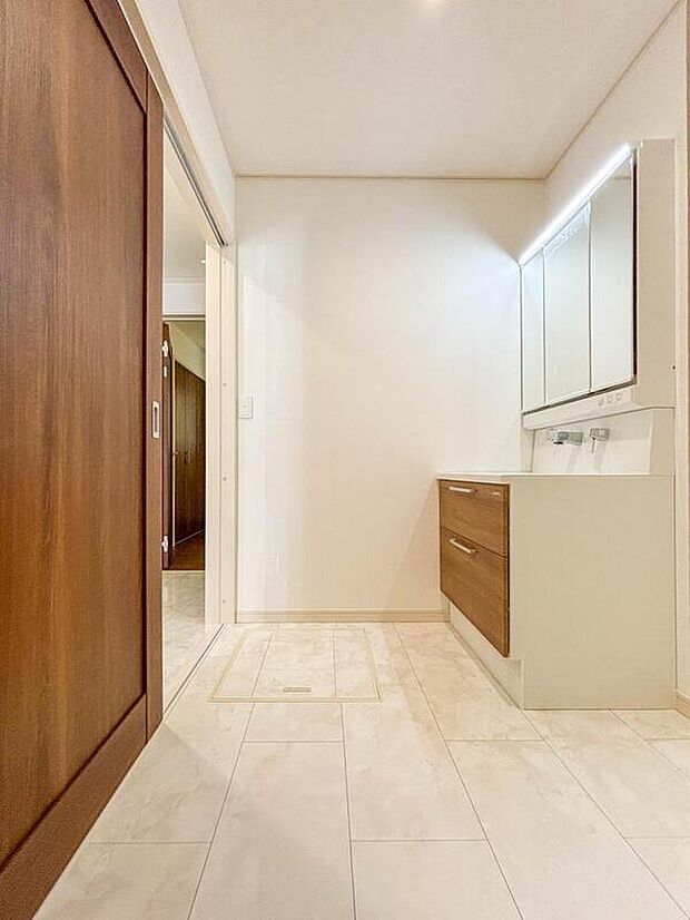 【洗面台・洗面所】3号棟【脱衣場】脱衣所、洗面所は小さなプライベートスペース。歯磨き、洗顔と毎日施す個人空間。換気も設置して、熱気などを開放して、爽やかなスペースになるように設計されています。