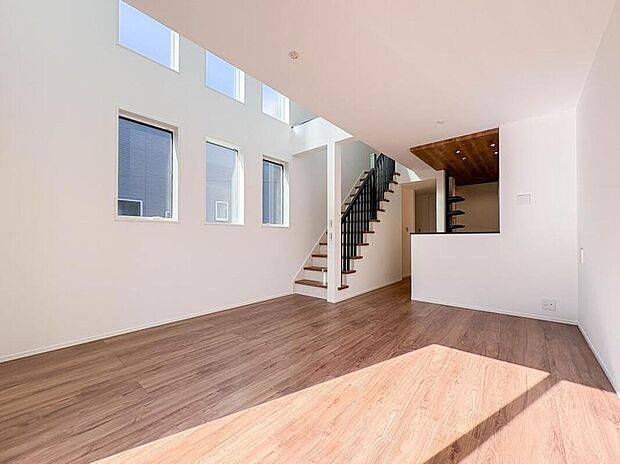 【【リビングダイニング】】シンプルなデザインの家は風情がある。住む人のこだわりを感じる。外観も内装もいたってシンプル。居心地がよく、家事や趣味、子育てなどにも集中できる。