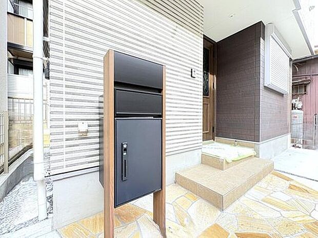 【宅配ボックス】ポストと宅配ボックスを備えた、重厚感ある門柱