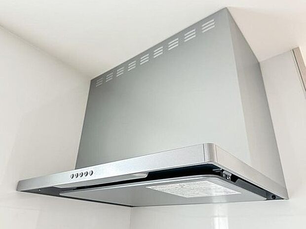 【スリムフード換気扇】スリムなレンジフードは凹凸がほとんどないため油がつきにくくお手入れしやすい形状。