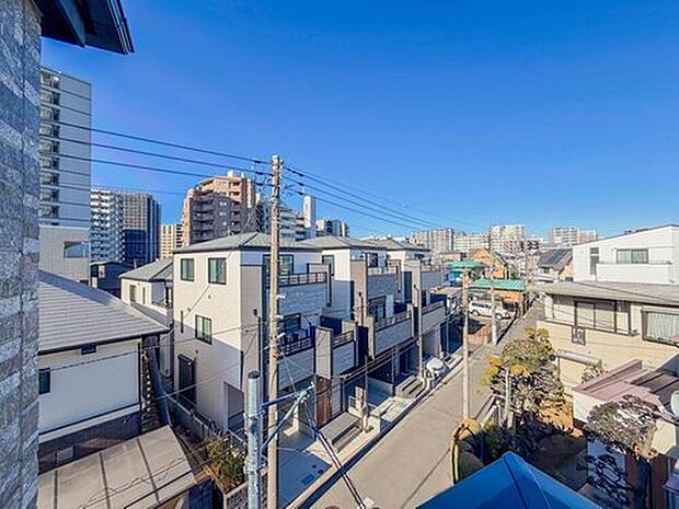 【【眺望】】朝の澄んだ空気や、夕方に吹く清々しい風を五感で感じられるバルコニー。