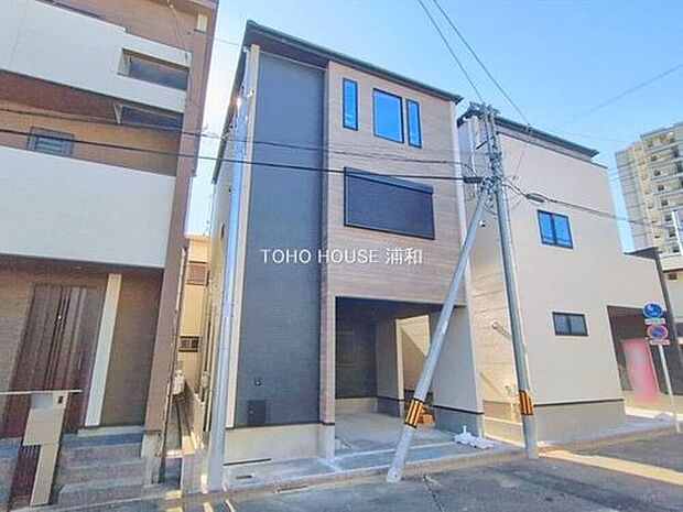 【【現地外観-2号棟-】】堂々たる趣ながら、主張し過ぎずどこか余裕を感じさせるシャープなフォルムで佇む邸宅は、晴天の空と照らし合わせる事で、本来あるべき完成形の姿を見せてくれます。※電柱移設予定