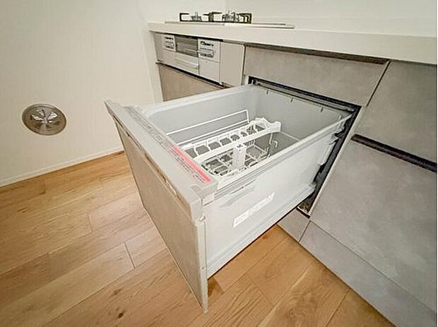 【【ビルトイン食器洗浄乾燥機】】食器洗いのわずらわしさから開放してくれる嬉しい設備。後片付けの手間を減らし奥様の時間を有効活用できます。お湯と洗剤を使う機会が少なくなるため、手荒れ防止にも。