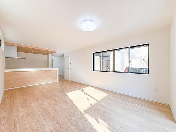 【【LDK18.5帖】】シンプルなデザインの家は風情がある。住む人のこだわりを感じる。外観も内装もいたってシンプル。居心地がよく、家事や趣味、子育てなどにも集中できる。家も人間も熟成するほどシンプルに。