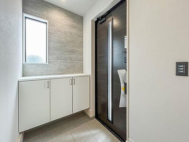 【玄関】玄関はおうちの顔と言われます。玄関アプローチは、外観デザインの印象を左右します。ご家族の個性を出しながら、素敵な玄関でお客様をお迎えしてください。