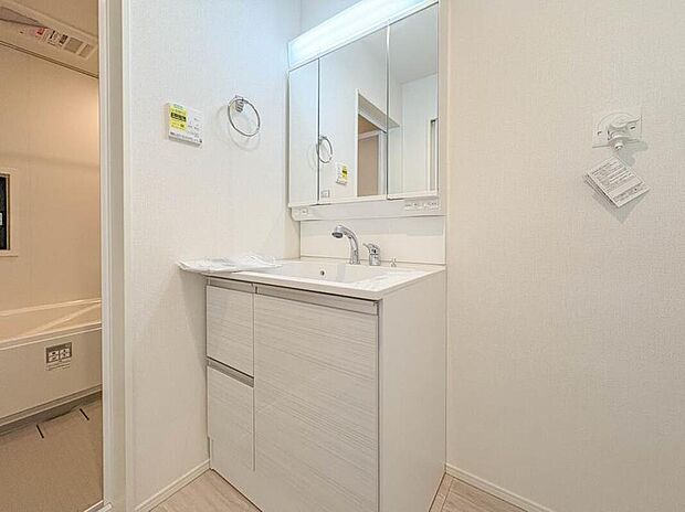 【洗面台・洗面所】ミラーを手前に引けば、楽な姿勢で髭剃りやメイクができます。合わせ鏡にすればヘアスタイルのチェックもラクラク。洗面化粧台のミラー裏にはたっぷり入る収納スペースを設けています。