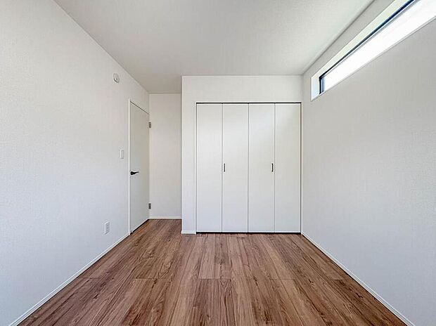 【リビング以外の居室】【洋室5.25帖】お子様のお部屋にぴったりなクロークを備えたフローリング仕様の洋室です。