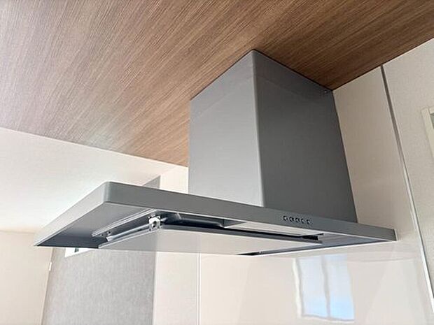 【【レンジフード】】調理の際に発生する汚れた空気(二酸化炭素、油煙、水蒸気、ニオイなど)を、ダクトを通して屋外に排出しています。