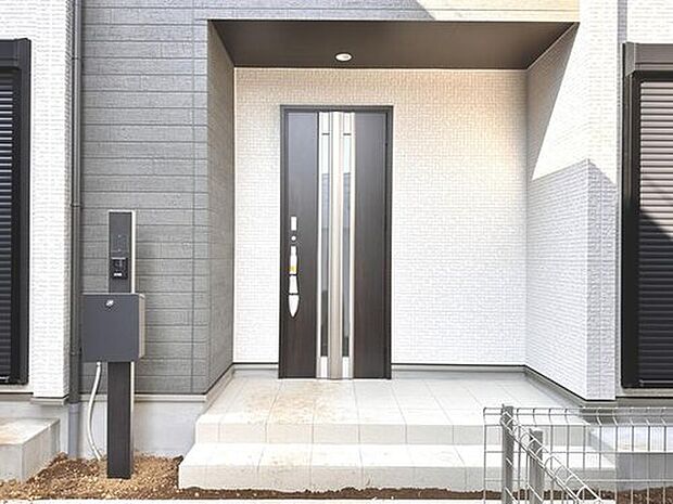 【玄関】玄関はおうちの顔と言われます。玄関アプローチは、外観デザインの印象を左右します。ご家族の個性を出しながら、素敵な玄関でお客様をお迎えしてください。