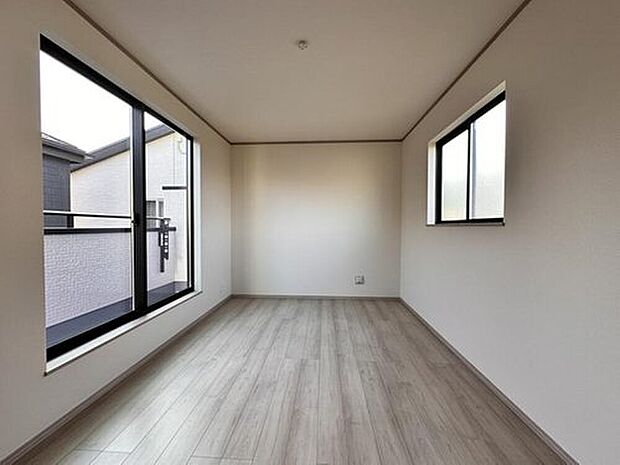 【リビング以外の居室】【寝室 7.25帖】シンプルな内装はおしゃれのポイントです。シンプルは華美より飽きがこないからです。色や模様でおしゃれ感をだす。それがシンプルイズビューティーです。