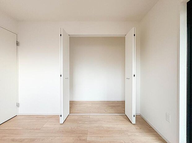 【【収納】】各部屋を最大限に広く使って頂ける様、全居住スペースに収納付。プライベートルームはゆったりと快適に。