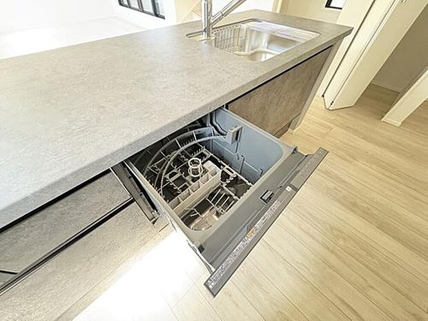 【【ビルトイン食器洗乾燥機】】家事効率と節水効果も期待の設備。食洗機は高温のお湯や高圧水流で汚れを効果的に落とし殺菌効果も期待できます。