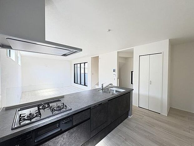 【【システムキッチン】】見栄えもよくお手入れがしやすいシステムキッチンを採用。収納力も豊富で調理器具や食器をすっきり整理でき、作業スペースも広々確保。毎日の料理を快適にサポートしてくれます。