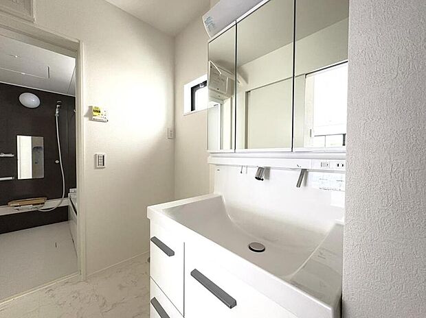 【【三面鏡洗面化粧台】】鏡裏に歯ブラシや化粧品などの小物をすっきり収納可能。生活感を抑えた空間を保てます。「上から水栓」は水栓まわりに水がたまりにくく、拭き掃除の手間が軽減されます。