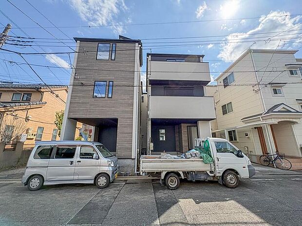 【現地外観写真】家族の温かさと陽光の暖かさ、楽しい毎日と明るい未来を予感させる「空間が織り成すひとつ先の住み心地」を演出します。