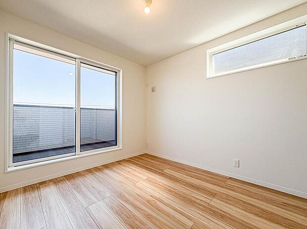 【リビング以外の居室】【子供部屋5.06帖】お子様のお部屋にぴったりなクロークを備えたフローリング仕様の洋室です。