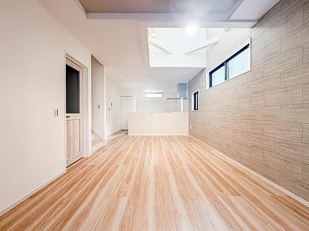【【リビングダイニング LDK17.3帖】】シンプルなデザインの家は風情がある。住む人のこだわりを感じる。外観も内装もいたってシンプル。居心地がよく、家事や趣味、子育てなどにも集中できる。