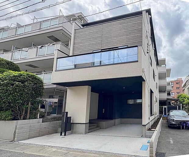 【現地外観写真】家族の温かさと陽光の暖かさ、楽しい毎日と明るい未来を予感させる「空間が織り成すひとつ先の住み心地」を演出します。