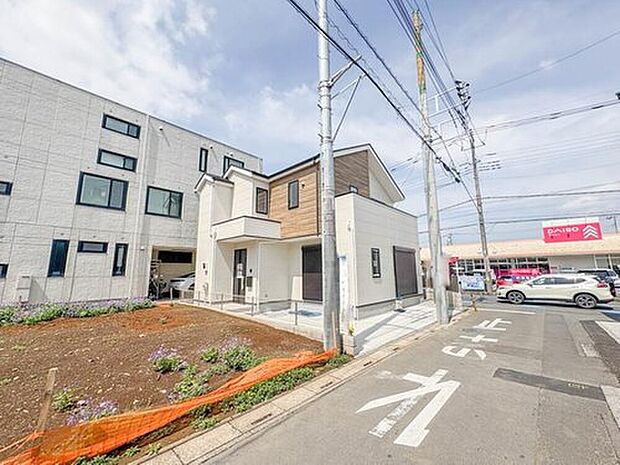 【【外観】】角地につき、開放的な敷地を有する2階建となっております。

