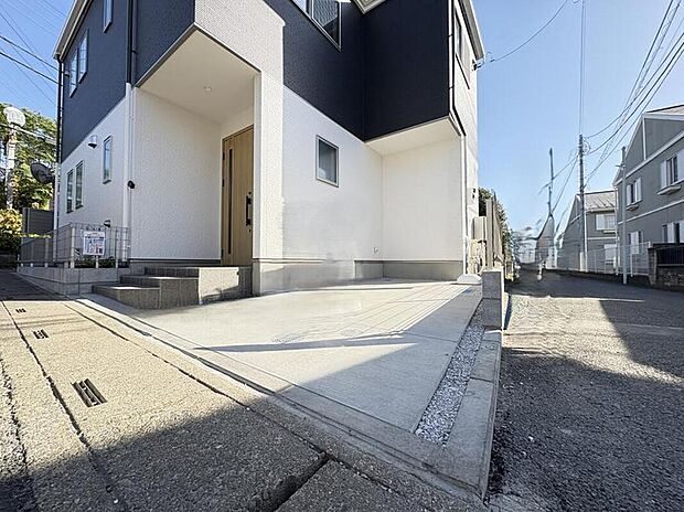 【【駐車場】】玄関横に駐車スペース・戸建である大きなメリットとなる駐車場