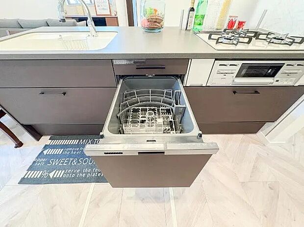 【【ビルトイン食器洗乾燥機】】食洗機は高温のお湯や高圧水流で汚れを効果的に落とし殺菌効果も期待できます。