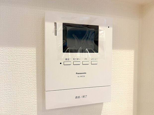 【【TVモニター付インターホン】】来訪者の様子を室内TVモニターでチェック。対応したくないセールスを断りやすく、子どもに留守番をさせるときも安心。不在時の来訪者を録画でき、犯罪抑止効果も期待できます。