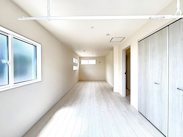 【リビング以外の居室】6帖2部屋に分割可能な2ドア設計・ウォークインとワイドサイズのクローゼット完備・室内干し設備完備