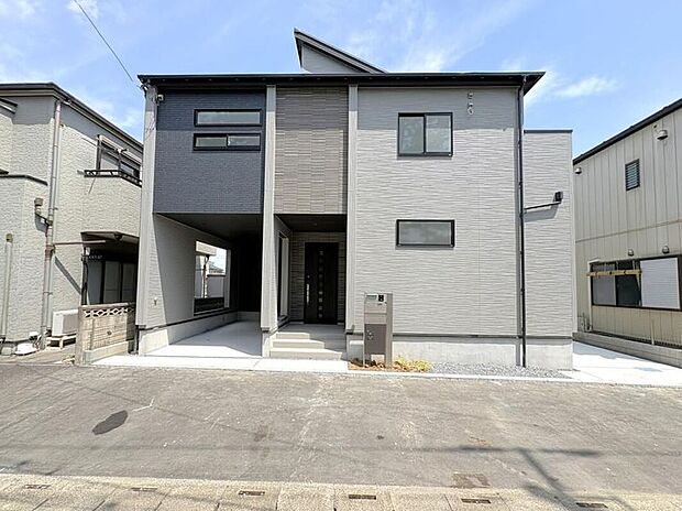 【現地外観写真】建物面積35.8坪（駐車場含む）堂々たる大きさとデザインのファザード
