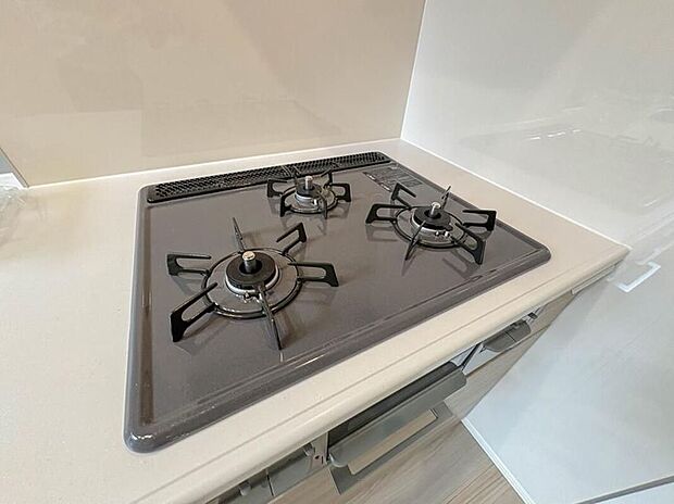 【【三口コンロ】】調理に重宝する三口コンロをシステムキッチンに採用、ワイドな洗い場も設けも野菜や食器を洗うのを便利にしました。