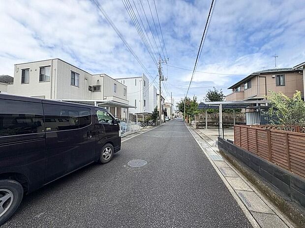 【前面道路含む現地写真】車の通行が少ないので、静かな住環境を維持することができます。
