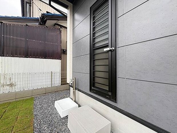 【外水栓】屋外に水道を備えた外水栓を設置。洗車やお庭のお手入れはもちろん、外遊びで使った道具の洗浄などにも便利に活用できます。