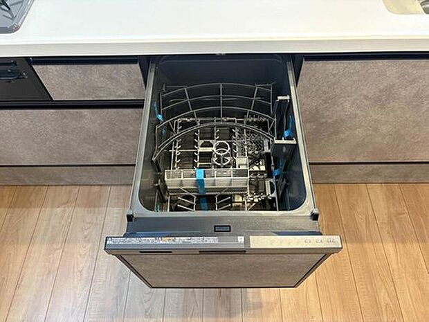 【【食器洗乾燥機】】食洗機は高温のお湯や高圧水流で汚れを効果的に落とし殺菌効果も期待できます。