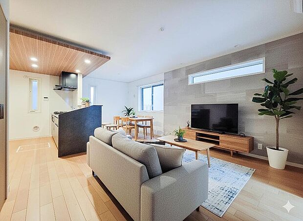 贅沢といえるほどの豊かな居住性と、プライドを満たすクオリティが見事に調和した住空間。リビングも広く設け、訪れる人々を暖かく迎えてくれます。