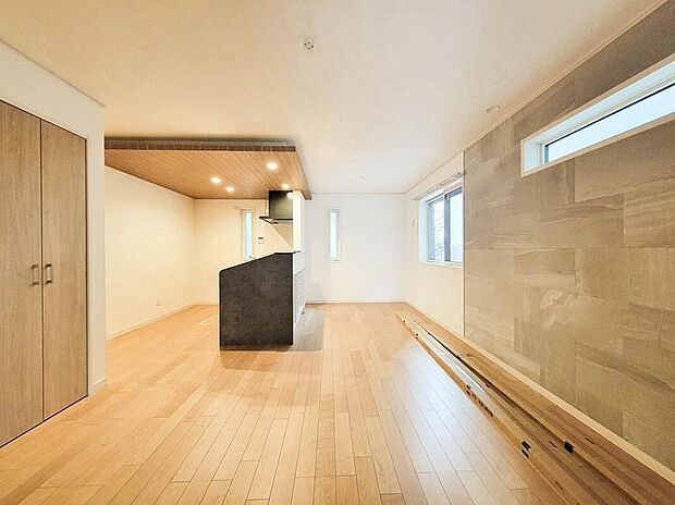 『時を忘れる場所』家族みんなが集い、楽しい会話と美味しいごはん。何気のない家族団らんの時間がついつい長く夜更かししてしまう。そんな束の間の幸せを感じさせてくれる場所でありたい…