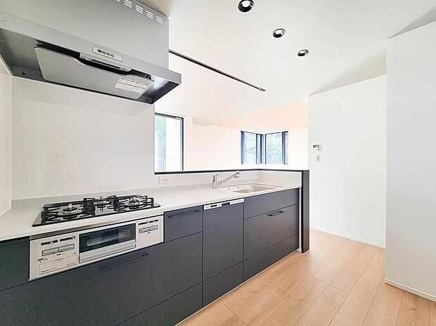 家事の時短に効果的な収納のし易いオールスライド収納、綺麗を保ち易い人造大理石トップ、静音シンクなど、使い勝手の良いキッチンを新規導入致しました。