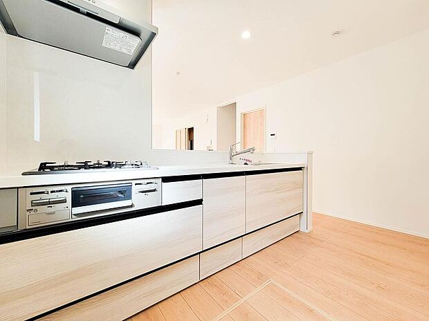 ご家族みんなで調理ができる位のスペースを実現したキッチン空間となっております。みんなで作った料理を召し上がりながらの会話は、どのような物になるのでしょうか。