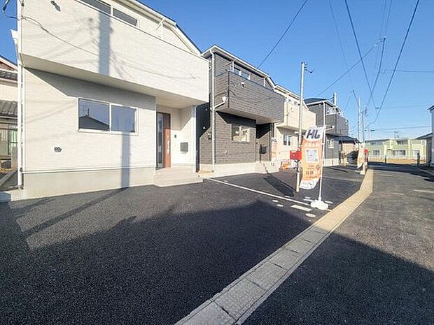 穏やかな風と陽光を導き、居住性を一段と心地よいものにしています。周辺環境とのコラボレーションにより明るく開放的な空間を演出しております。


