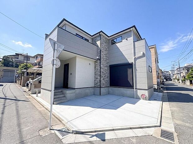 JR京浜東北・根岸線「南浦和」駅まで徒歩23分、バス便も利用可能で通勤・通学に便利。コンビニやスーパー、ドラッグストアが徒歩圏内に揃い、暮らしやすい住環境です。
