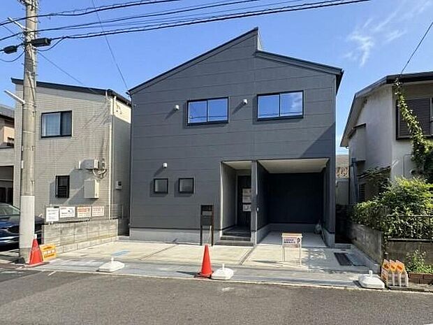住む人を映し出す洗練された佇まいは、いつまでも輝き続けながらいつしか街の風景に溶け込んでいきます。