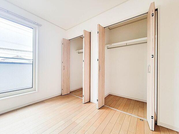 【収納】適度な奥行きのあるクローゼットを採用。衣装ケースや、掃除機といった電化製品まで多くの物を収納できるようなつくりになっております。是非一度、ご自身の目でお確かめ下さい。
