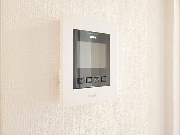 【モニター付きインターホン】「見える安心」をカタチにしました。誰が来てもわかる様にモニター付きインターホンを設置。家事導線を考慮した個所に設置し、防犯性と利便性に優れ快適と安らぎを合わせた優しい設計。